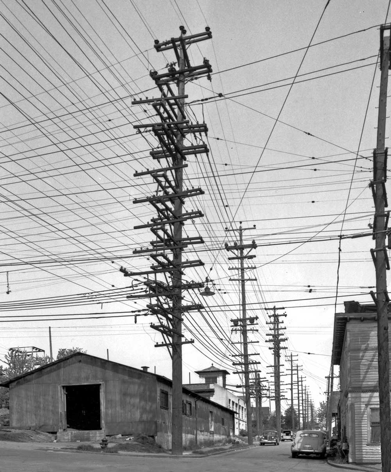 Illustration for article titled Photos from the Days When Thousands of Cables Crowded the Skies